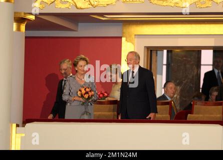 20120720 - BRÜSSEL, BELGIEN: Kronprinz Philippe von Belgien, Königin Paola von Belgien, Prinzessin Mathilde von Belgien und König Albert II von Belgien, abgebildet zu Beginn eines Besuchs der Königsfamilie zum Konzert "Prelude to the National Day" (Prelude a la Fete Nationale, Preludium tot de Nationale Feestdag) im Kunstpalast - Palais des Beaux Arts - Paleis voor Schone Kunsten, in Brüssel, Freitag, den 20. Juli 2012. Morgen feiert Belgien seinen Nationalfeiertag. BELGA PHOTO VIRGINIE LEFOUR Stockfoto