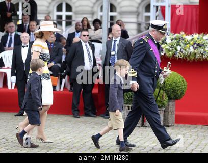 20120721 Uhr – BRÜSSEL, BELGIEN: Prinzessin Claire von Belgien, Prinz Laurent von Belgien und ihre Zwillingssöhne Prinz Nicolas und Prinz Aymeric, die anlässlich des heutigen belgischen Nationalfeiertages am Samstag, den 21. Juli 2012 in Brüssel auf einer Militärparade fotografiert wurden. BELGA FOTO NICOLAS MAETERLINCK Stockfoto