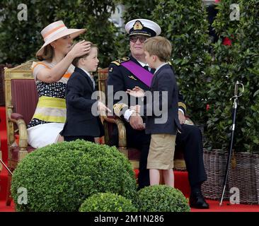 20120721 Uhr – BRÜSSEL, BELGIEN: Prinzessin Claire von Belgien, Prinz Laurent von Belgien und ihre Zwillingssöhne Prinz Nicolas und Prinz Aymeric, die anlässlich des heutigen belgischen Nationalfeiertages am Samstag, den 21. Juli 2012 in Brüssel auf einer Militärparade fotografiert wurden. BELGA FOTO NICOLAS MAETERLINCK Stockfoto