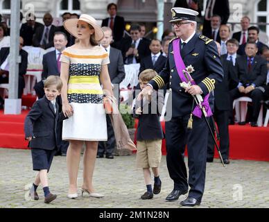 20120721 Uhr – BRÜSSEL, BELGIEN: Prinzessin Claire von Belgien, Prinz Laurent von Belgien und ihre Zwillingssöhne Prinz Nicolas und Prinz Aymeric, die anlässlich des heutigen belgischen Nationalfeiertages am Samstag, den 21. Juli 2012 in Brüssel auf einer Militärparade fotografiert wurden. BELGA FOTO NICOLAS MAETERLINCK Stockfoto