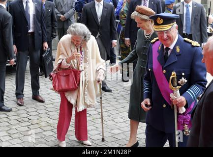 20120721 - BRÜSSEL, BELGIEN: Königin Fabiola von Belgien, Königin Paola von Belgien und König Albert II. Von Belgien kommen anlässlich des heutigen belgischen Nationalfeiertags zur Messe Te Deum in der Kathedrale St. Michael und St. Gudula (Cathedral des Saints Michel et Gudule / Sint-Michiels- en Sint-Goedele kathedraal) in Brüssel, Samstag, den 21. Juli 2012. BELGA FOTO NICOLAS MAETERLINCK Stockfoto