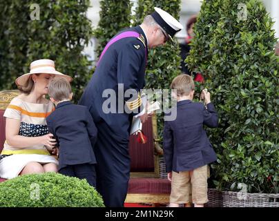 20120721 Uhr – BRÜSSEL, BELGIEN: Prinzessin Claire von Belgien, Prinz Laurent von Belgien und ihre Zwillingssöhne Prinz Nicolas und Prinz Aymeric, die anlässlich des heutigen belgischen Nationalfeiertages am Samstag, den 21. Juli 2012 in Brüssel auf einer Militärparade fotografiert wurden. BELGA FOTO NICOLAS MAETERLINCK Stockfoto