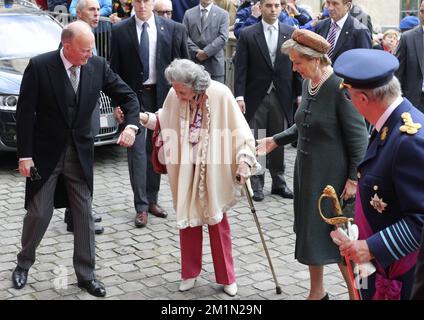 20120721 - BRÜSSEL, BELGIEN: Königin Fabiola von Belgien, Königin Paola von Belgien und König Albert II. Von Belgien kommen anlässlich des heutigen belgischen Nationalfeiertags zur Messe Te Deum in der Kathedrale St. Michael und St. Gudula (Cathedral des Saints Michel et Gudule / Sint-Michiels- en Sint-Goedele kathedraal) in Brüssel, Samstag, den 21. Juli 2012. BELGA FOTO NICOLAS MAETERLINCK Stockfoto