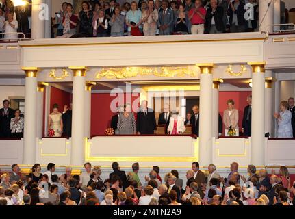 20120720 - BRÜSSEL, BELGIEN: Prinzessin Mathilde von Belgien, Kronprinz Philippe von Belgien, Königin Paola von Belgien, König Albert II von Belgien, Prinz Laurent von Belgien, Königin Fabiola von Belgien, Prinzessin Astrid von Belgien und Prinz Lorenz von Belgien zu Beginn eines Besuchs der Königsfamilie zum Konzert „Prelude to the National Day“ (Prelude a la Fete Nationale, Preludium tot de Nationale Feestdag) Im Palais des Beaux Arts - Paleis voor Schone Kunsten, in Brüssel, Freitag, den 20. Juli 2012. Morgen feiert Belgien seinen Nationalfeiertag. BELGA PHOTO VIR Stockfoto