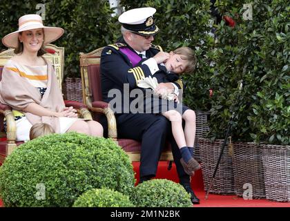 20120721 Uhr – BRÜSSEL, BELGIEN: Prinzessin Claire von Belgien, Prinz Laurent von Belgien und ihre Zwillingssöhne Prinz Nicolas und Prinz Aymeric, die anlässlich des heutigen belgischen Nationalfeiertages am Samstag, den 21. Juli 2012 in Brüssel auf einer Militärparade fotografiert wurden. BELGA FOTO NICOLAS MAETERLINCK Stockfoto