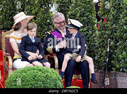 20120721 Uhr – BRÜSSEL, BELGIEN: Prinzessin Claire von Belgien, Prinz Laurent von Belgien und ihre Zwillingssöhne Prinz Nicolas und Prinz Aymeric, die anlässlich des heutigen belgischen Nationalfeiertages am Samstag, den 21. Juli 2012 in Brüssel auf einer Militärparade fotografiert wurden. BELGA FOTO NICOLAS MAETERLINCK Stockfoto