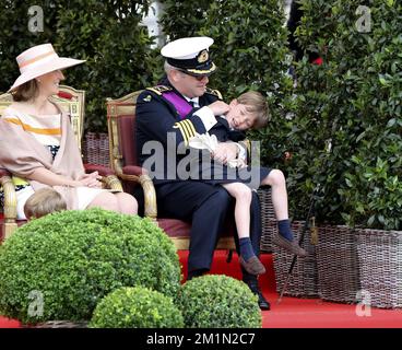 20120721 Uhr – BRÜSSEL, BELGIEN: Prinzessin Claire von Belgien, Prinz Laurent von Belgien und ihre Zwillingssöhne Prinz Nicolas und Prinz Aymeric, die anlässlich des heutigen belgischen Nationalfeiertages am Samstag, den 21. Juli 2012 in Brüssel auf einer Militärparade fotografiert wurden. BELGA FOTO NICOLAS MAETERLINCK Stockfoto