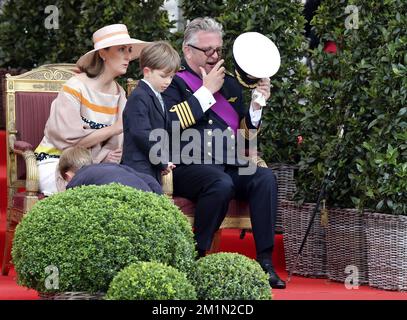 20120721 Uhr – BRÜSSEL, BELGIEN: Prinzessin Claire von Belgien, Prinz Laurent von Belgien und ihre Zwillingssöhne Prinz Nicolas und Prinz Aymeric, die anlässlich des heutigen belgischen Nationalfeiertages am Samstag, den 21. Juli 2012 in Brüssel auf einer Militärparade fotografiert wurden. BELGA FOTO NICOLAS MAETERLINCK Stockfoto