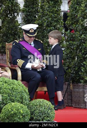 20120721 Uhr – BRÜSSEL, BELGIEN: Prinzessin Claire von Belgien, Prinz Laurent von Belgien und ihre Zwillingssöhne Prinz Nicolas und Prinz Aymeric, die anlässlich des heutigen belgischen Nationalfeiertages am Samstag, den 21. Juli 2012 in Brüssel auf einer Militärparade fotografiert wurden. BELGA FOTO NICOLAS MAETERLINCK Stockfoto