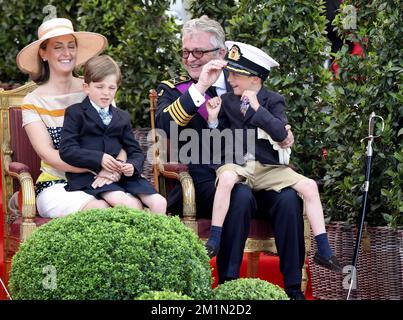 20120721 Uhr – BRÜSSEL, BELGIEN: Prinzessin Claire von Belgien, Prinz Laurent von Belgien und ihre Zwillingssöhne Prinz Nicolas und Prinz Aymeric, die anlässlich des heutigen belgischen Nationalfeiertages am Samstag, den 21. Juli 2012 in Brüssel auf einer Militärparade fotografiert wurden. BELGA FOTO NICOLAS MAETERLINCK Stockfoto