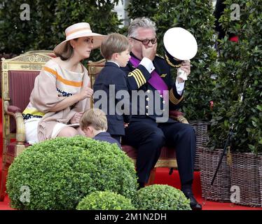 20120721 Uhr – BRÜSSEL, BELGIEN: Prinzessin Claire von Belgien, Prinz Laurent von Belgien und ihre Zwillingssöhne Prinz Nicolas und Prinz Aymeric, die anlässlich des heutigen belgischen Nationalfeiertages am Samstag, den 21. Juli 2012 in Brüssel auf einer Militärparade fotografiert wurden. BELGA FOTO NICOLAS MAETERLINCK Stockfoto