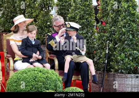 20120721 Uhr – BRÜSSEL, BELGIEN: Prinzessin Claire von Belgien, Prinz Laurent von Belgien und ihre Zwillingssöhne Prinz Nicolas und Prinz Aymeric, die anlässlich des heutigen belgischen Nationalfeiertages am Samstag, den 21. Juli 2012 in Brüssel auf einer Militärparade fotografiert wurden. BELGA FOTO NICOLAS MAETERLINCK Stockfoto