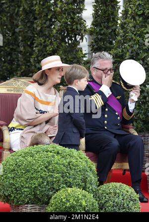 20120721 Uhr – BRÜSSEL, BELGIEN: Prinzessin Claire von Belgien, Prinz Laurent von Belgien und ihre Zwillingssöhne Prinz Nicolas und Prinz Aymeric, die anlässlich des heutigen belgischen Nationalfeiertages am Samstag, den 21. Juli 2012 in Brüssel auf einer Militärparade fotografiert wurden. BELGA FOTO NICOLAS MAETERLINCK Stockfoto