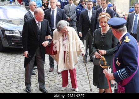 20120721 - BRÜSSEL, BELGIEN: Königin Fabiola von Belgien, Königin Paola von Belgien und König Albert II. Von Belgien kommen anlässlich des heutigen belgischen Nationalfeiertags zur Messe Te Deum in der Kathedrale St. Michael und St. Gudula (Cathedral des Saints Michel et Gudule / Sint-Michiels- en Sint-Goedele kathedraal) in Brüssel, Samstag, den 21. Juli 2012. BELGA FOTO NICOLAS MAETERLINCK Stockfoto