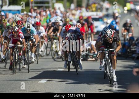 20120723 Uhr - BEAUFAYS, BELGIEN: Italienischer Giacomo Nizzolo von Team Radioshack Nissan Trek springt für das Ende der dritten Etappe des Radrennens Tour De Wallonie, 185,9 km von Marche-en-Famenne nach Beaufays, Montag, 23. Juli 2012. BELGA FOTO NICOLAS LAMBERT Stockfoto