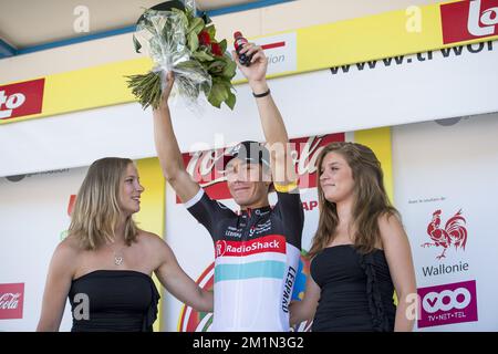 20120723 – BEAUFAYS, BELGIEN: Italienischer Giacomo Nizzolo vom Team Radioshack Nissan Trek feiert auf dem Podium nach dem Gewinn der dritten Etappe des Radrennen Tour De Wallonie, 185,9 km von Marche-en-Famenne bis Beaufays, Montag, 23. Juli 2012. BELGA FOTO NICOLAS LAMBERT Stockfoto