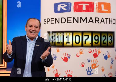 Huerth, Deutschland. 18.. November 2022. Moderator Wolfram KONS freut sich über die Spende von 41.107.923 Euro, 27. RTL Spendenmarathon 'Wir helfen Kindern', Fernsehen, 17.-18. November 2022. Kredit: dpa/Alamy Live Nachrichten Stockfoto