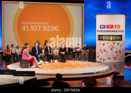 Moderator Wolfram KONS freut sich mit den Kindern über die Spendensumme von 41.107.923 Euro, 27. RTL Spendenmarathon 'Wir helfen Kindern', Fernsehen, 17..-18.. November 2022. Stockfoto