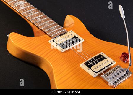 Vaduz, Liechtenstein, 27. Januar 2022 PRS SE Santana E-Gitarre in der Farbe Gelb Produktfoto Stockfoto