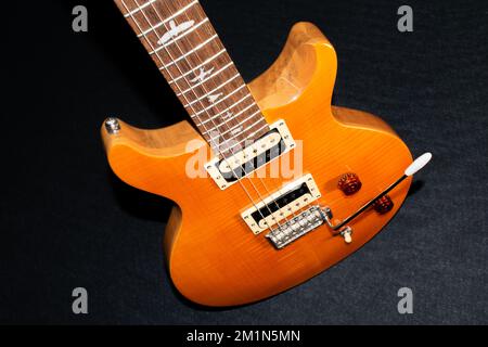 Vaduz, Liechtenstein, 27. Januar 2022 PRS SE Santana E-Gitarre in der Farbe Gelb Produktfoto Stockfoto