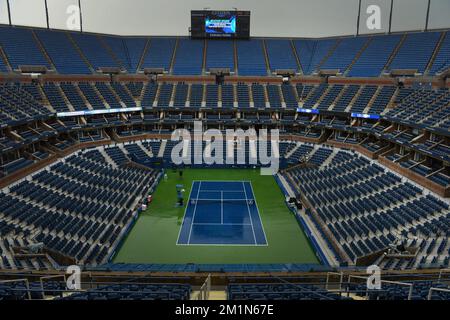 20120827 - NEW YORK, USA: Das Bild zeigt das Arthur Ashe Stadium, das am ersten Tag des US Open Grand Slam Tennis Turniers am Montag, den 27. August 2012, in Flushing Meadows, New York City, USA, von Regen bedeckt ist. BELGA FOTO YORICK JANSENS Stockfoto