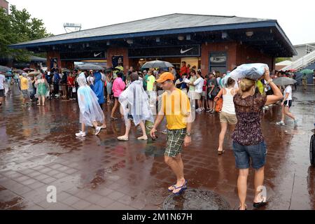 20120827 – NEW YORK, USA: Das Illustrationsbild zeigt die Zuschauer am ersten Tag des US Open Grand Slam-Tennisturniers in Flushing Meadows, New York City, USA, Montag, den 27. August 2012. BELGA FOTO YORICK JANSENS Stockfoto