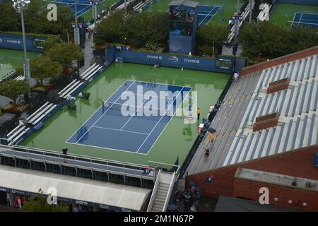 20120827 - NEW YORK, USA: Das Bild zeigt Tennisplätze, die am ersten Tag des US Open Grand Slam-Tennisturniers am Montag, den 27. August 2012, in Flushing Meadows, New York City, USA, von Regen bedeckt sind. BELGA FOTO YORICK JANSENS Stockfoto