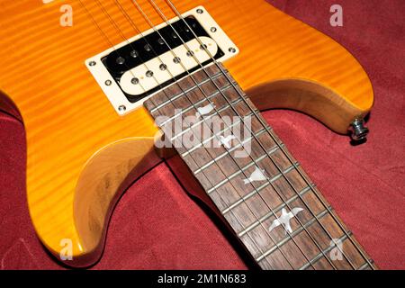 Vaduz, Liechtenstein, 27. Januar 2022 PRS SE Santana E-Gitarre in der Farbe Gelb Produktfoto Stockfoto