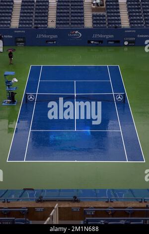 20120827 - NEW YORK, USA: Das Bild zeigt das Arthur Ashe Stadium, das am ersten Tag des US Open Grand Slam Tennis Turniers am Montag, den 27. August 2012, in Flushing Meadows, New York City, USA, von Regen bedeckt ist. BELGA FOTO YORICK JANSENS Stockfoto