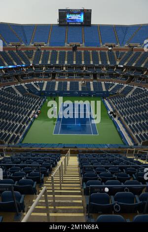 20120827 - NEW YORK, USA: Das Bild zeigt das Arthur Ashe Stadium, das am ersten Tag des US Open Grand Slam Tennis Turniers am Montag, den 27. August 2012, in Flushing Meadows, New York City, USA, von Regen bedeckt ist. BELGA FOTO YORICK JANSENS Stockfoto