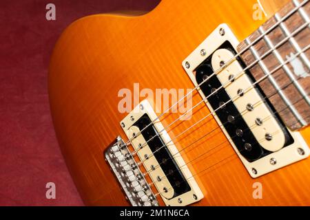 Vaduz, Liechtenstein, 27. Januar 2022 PRS SE Santana E-Gitarre in der Farbe Gelb Produktfoto Stockfoto