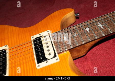 Vaduz, Liechtenstein, 27. Januar 2022 PRS SE Santana E-Gitarre in der Farbe Gelb Produktfoto Stockfoto