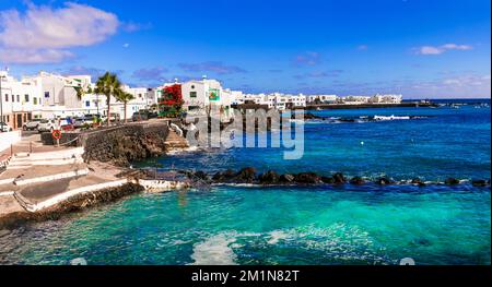 Malerische Orte auf Lanzarote. Blick auf das traditionelle Fischerdorf Punta Mujeres mit kristallklarem Meer und weißen Häusern. Beliebt für natürliche Schwimmbäder. Kanarienvogel Stockfoto