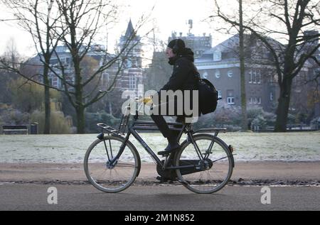 Amsterdam, Niederlande. 13.. Dezember 2022. Ein lokales Fahrrad mit Eiskristallen bedeckte Vondelpark mit -2 Grad Celsius am 13. Dezember 2022 in Amsterdam, Niederlande. (Foto: Paulo Amorim/Sipa USA) Guthaben: SIPA USA/Alamy Live News Stockfoto