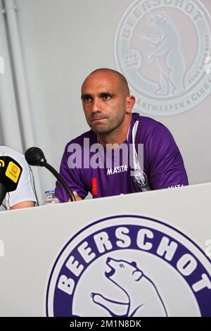 20120831 – ANTWERPEN, BELGIEN: Raul Bravo von Beerschot wurde auf einer Pressekonferenz vorgestellt, um einen neuen Spieler der belgischen First Division Fußballmannschaft Beerschot AC am Freitag, den 31. August 2012 in Antwerpen zu präsentieren. Heute präsentiert Beerschot seine letzte Unterschrift, den 31 Jahre alten spanischen Verteidiger Raul Bravo. BELGA FOTO MARC GOYVAERTS Stockfoto