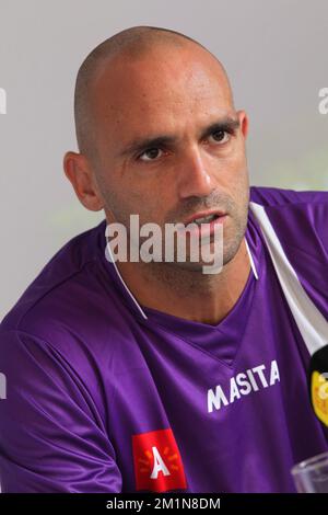 20120831 – ANTWERPEN, BELGIEN: Raul Bravo von Beerschot wurde auf einer Pressekonferenz vorgestellt, um einen neuen Spieler der belgischen First Division Fußballmannschaft Beerschot AC am Freitag, den 31. August 2012 in Antwerpen zu präsentieren. Heute präsentiert Beerschot seine letzte Unterschrift, den 31 Jahre alten spanischen Verteidiger Raul Bravo. BELGA FOTO MARC GOYVAERTS Stockfoto