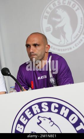 20120831 – ANTWERPEN, BELGIEN: Raul Bravo von Beerschot wurde auf einer Pressekonferenz vorgestellt, um einen neuen Spieler der belgischen First Division Fußballmannschaft Beerschot AC am Freitag, den 31. August 2012 in Antwerpen zu präsentieren. Heute präsentiert Beerschot seine letzte Unterschrift, den 31 Jahre alten spanischen Verteidiger Raul Bravo. BELGA FOTO MARC GOYVAERTS Stockfoto