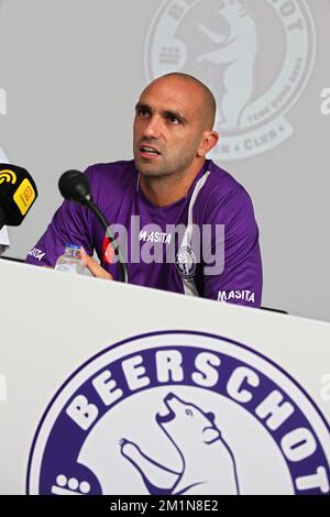 20120831 – ANTWERPEN, BELGIEN: Raul Bravo von Beerschot wurde auf einer Pressekonferenz vorgestellt, um einen neuen Spieler der belgischen First Division Fußballmannschaft Beerschot AC am Freitag, den 31. August 2012 in Antwerpen zu präsentieren. Heute präsentiert Beerschot seine letzte Unterschrift, den 31 Jahre alten spanischen Verteidiger Raul Bravo. BELGA FOTO MARC GOYVAERTS Stockfoto