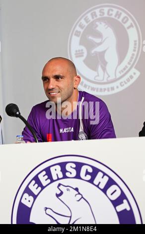 20120831 – ANTWERPEN, BELGIEN: Raul Bravo von Beerschot wurde auf einer Pressekonferenz vorgestellt, um einen neuen Spieler der belgischen First Division Fußballmannschaft Beerschot AC am Freitag, den 31. August 2012 in Antwerpen zu präsentieren. Heute präsentiert Beerschot seine letzte Unterschrift, den 31 Jahre alten spanischen Verteidiger Raul Bravo. BELGA FOTO MARC GOYVAERTS Stockfoto