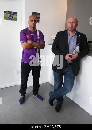 20120831 – ANTWERPEN, BELGIEN: Raul Bravo von Beerschot und Chris Van Puyvelde, Sportkoordinator von Beerschot, bildeten vor einer Pressekonferenz einen neuen Spieler auf der belgischen Fußballmannschaft Beerschot AC, Freitag, den 31. August 2012 in Antwerpen. Heute präsentiert Beerschot seine letzte Unterschrift, den 31 Jahre alten spanischen Verteidiger Raul Bravo. BELGA FOTO MARC GOYVAERTS Stockfoto