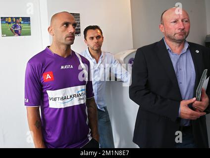 20120831 – ANTWERPEN, BELGIEN: Raul Bravo (L) von Beerschot und Chris Van Puyvelde (R) von Beerschot, Sportkoordinator von Beerschot, wurden vor einer Pressekonferenz vorgestellt, um einen neuen Spieler bei der belgischen First Division Fußballmannschaft Beerschot AC, Freitag, den 31. August 2012 in Antwerpen, zu präsentieren. Heute präsentiert Beerschot seine letzte Unterschrift, den 31 Jahre alten spanischen Verteidiger Raul Bravo. BELGA FOTO MARC GOYVAERTS Stockfoto