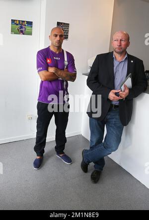 20120831 – ANTWERPEN, BELGIEN: Raul Bravo von Beerschot und Chris Van Puyvelde, Sportkoordinator von Beerschot, bildeten vor einer Pressekonferenz einen neuen Spieler auf der belgischen Fußballmannschaft Beerschot AC, Freitag, den 31. August 2012 in Antwerpen. Heute präsentiert Beerschot seine letzte Unterschrift, den 31 Jahre alten spanischen Verteidiger Raul Bravo. BELGA FOTO MARC GOYVAERTS Stockfoto