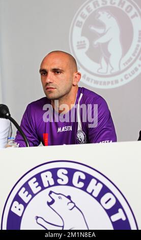 20120831 – ANTWERPEN, BELGIEN: Raul Bravo von Beerschot wurde auf einer Pressekonferenz vorgestellt, um einen neuen Spieler der belgischen First Division Fußballmannschaft Beerschot AC am Freitag, den 31. August 2012 in Antwerpen zu präsentieren. Heute präsentiert Beerschot seine letzte Unterschrift, den 31 Jahre alten spanischen Verteidiger Raul Bravo. BELGA FOTO MARC GOYVAERTS Stockfoto