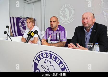 20120831 Uhr – ANTWERPEN, BELGIEN: Beerschots Cheftrainer Adrie Koster, Beerschots Raul Bravo und Beerschots Sportkoordinator Chris Van Puyvelde bildeten in der ersten Etappe der ersten Ausgabe des World Ports Cycling Classic am Freitag, den 31. August 2012 in Antwerpen. BELGA FOTO DIRK WAEM Stockfoto