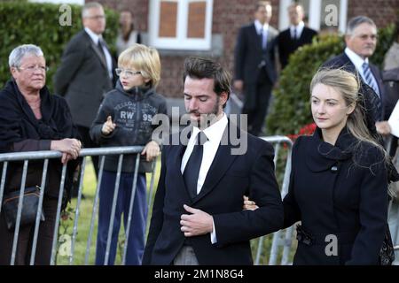 20120831 - FRASNES-LEZ-ANVAING, BELGIEN: Guillaume, Erbgroßherzog von Luxemburg, und seine Verlobte, Gräfin Stephanie de Lannoy, verlassen die Stadt nach der Beerdigung der Gräfin Alix della Faille de Leverghem, Gräfin de Lannoy, am Freitag, den 31. August 2012 in Frasnes-Lez-Anvaing. Die Gräfin, Mutter von Gräfin Stephanie, die mit dem zukünftigen Erzherzog von Luxemburg verlobt ist, starb am vergangenen Sonntag, dem 26. August, an einem Schlaganfall. BELGA FOTO NICOLAS MAETERLINCK Stockfoto