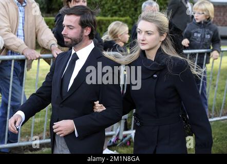 20120831 - FRASNES-LEZ-ANVAING, BELGIEN: Guillaume, Erbgroßherzog von Luxemburg, und seine Verlobte, Gräfin Stephanie de Lannoy, verlassen die Stadt nach der Beerdigung der Gräfin Alix della Faille de Leverghem, Gräfin de Lannoy, am Freitag, den 31. August 2012 in Frasnes-Lez-Anvaing. Die Gräfin, Mutter von Gräfin Stephanie, die mit dem zukünftigen Erzherzog von Luxemburg verlobt ist, starb am vergangenen Sonntag, dem 26. August, an einem Schlaganfall. BELGA FOTO NICOLAS MAETERLINCK Stockfoto