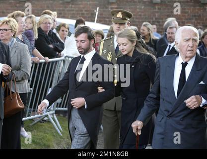20120831 - FRASNES-LEZ-ANVAING, BELGIEN: Guillaume, Erbgroßherzog von Luxemburg, und seine Verlobte, Gräfin Stephanie de Lannoy, verlassen die Stadt nach der Beerdigung der Gräfin Alix della Faille de Leverghem, Gräfin de Lannoy, am Freitag, den 31. August 2012 in Frasnes-Lez-Anvaing. Die Gräfin, Mutter von Gräfin Stephanie, die mit dem zukünftigen Erzherzog von Luxemburg verlobt ist, starb am vergangenen Sonntag, dem 26. August, an einem Schlaganfall. BELGA FOTO NICOLAS MAETERLINCK Stockfoto
