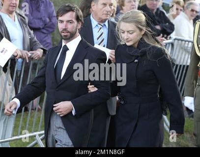 20120831 - FRASNES-LEZ-ANVAING, BELGIEN: Guillaume, Erbgroßherzog von Luxemburg, und seine Verlobte, Gräfin Stephanie de Lannoy, verlassen die Stadt nach der Beerdigung der Gräfin Alix della Faille de Leverghem, Gräfin de Lannoy, am Freitag, den 31. August 2012 in Frasnes-Lez-Anvaing. Die Gräfin, Mutter von Gräfin Stephanie, die mit dem zukünftigen Erzherzog von Luxemburg verlobt ist, starb am vergangenen Sonntag, dem 26. August, an einem Schlaganfall. BELGA FOTO NICOLAS MAETERLINCK Stockfoto