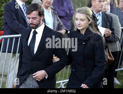 20120831 - FRASNES-LEZ-ANVAING, BELGIEN: Guillaume, Erbgroßherzog von Luxemburg, und seine Verlobte, Gräfin Stephanie de Lannoy, verlassen die Stadt nach der Beerdigung der Gräfin Alix della Faille de Leverghem, Gräfin de Lannoy, am Freitag, den 31. August 2012 in Frasnes-Lez-Anvaing. Die Gräfin, Mutter von Gräfin Stephanie, die mit dem zukünftigen Erzherzog von Luxemburg verlobt ist, starb am vergangenen Sonntag, dem 26. August, an einem Schlaganfall. BELGA FOTO NICOLAS MAETERLINCK Stockfoto