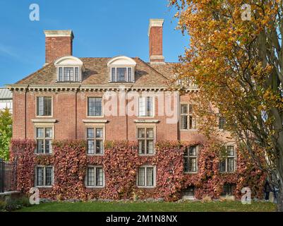 Ivy Court, Pembroke College (College oder Hall of Valence Mary), gegründet 1347, University of Cambridge, England, an einem späten Herbsttag. Stockfoto